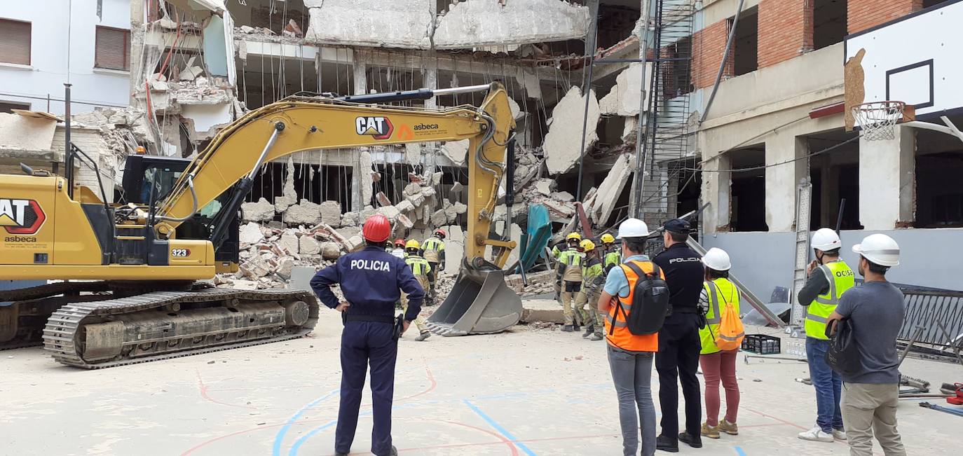 Los efectivos policiales observan el tremendo destrozo en el edificio.