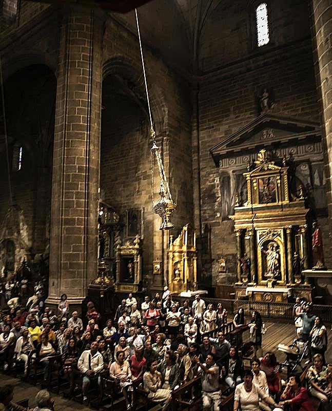 Expectación ante el vuelo del incensario en Navarrete.