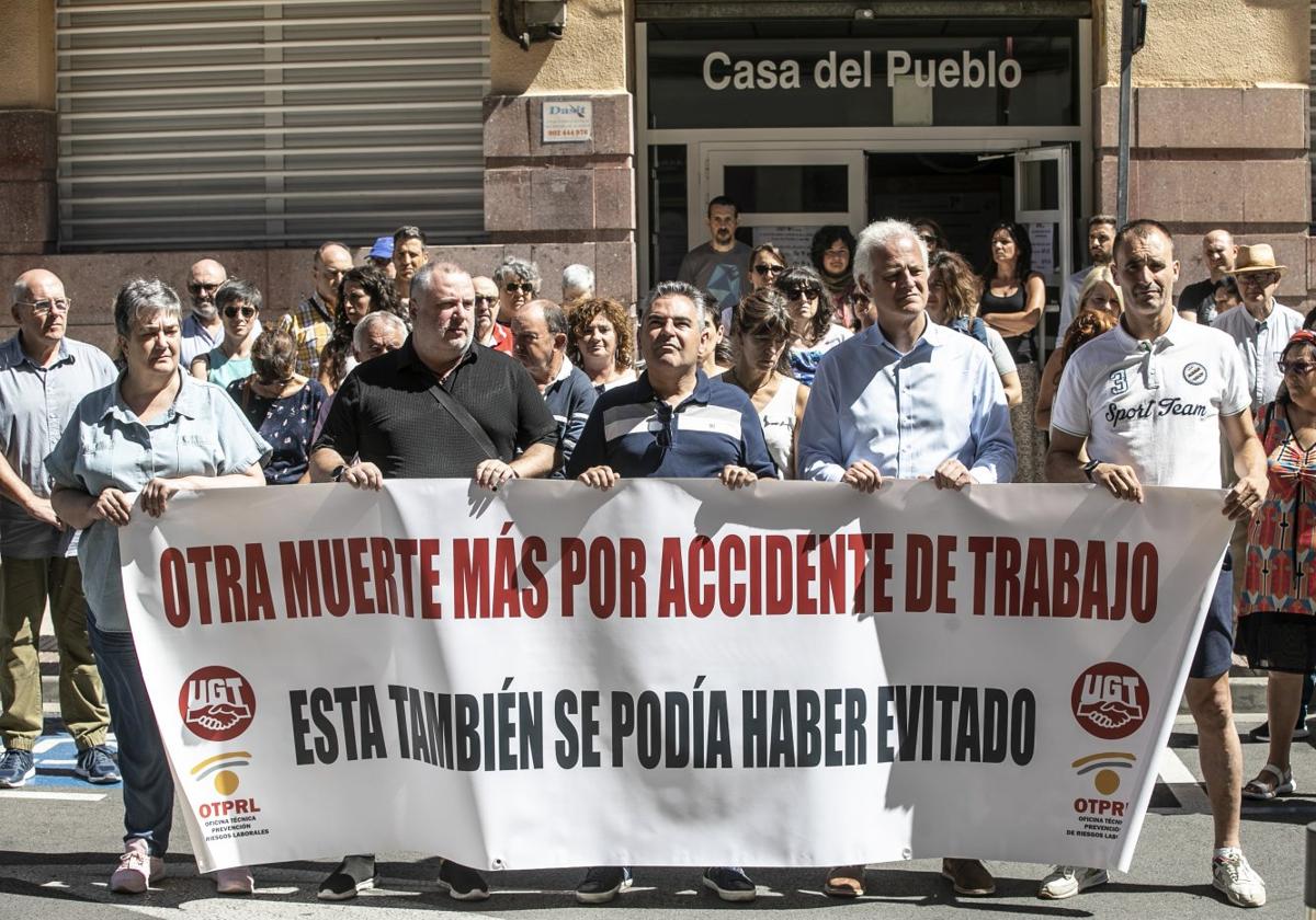 Concentración y minuto de silencio en la puerta de la sede de UGT, en la calle Luisa Martín.