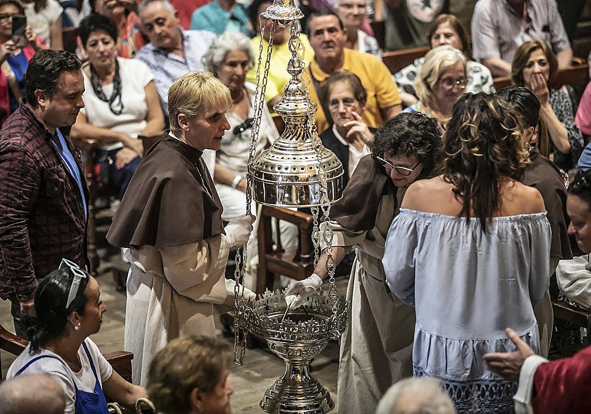 Preparativos del vuelo del incensario en la iglesia de la Asunción de Navarrete.