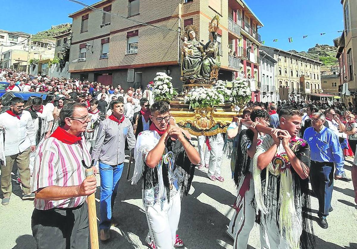 Procesión por las calles de Cervera para celebrar el día de la patrona, Santa Ana.