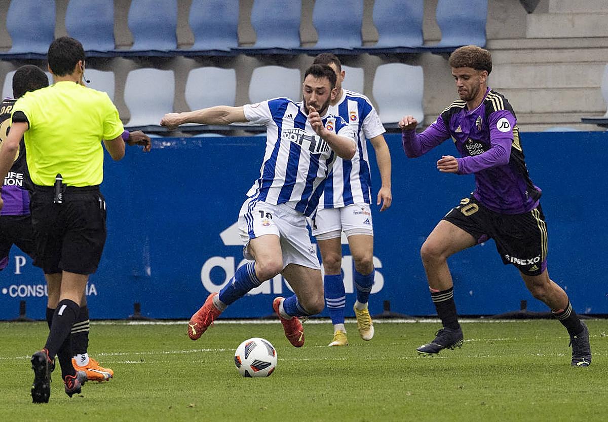 Javi Cobo avanza con el balón en un partido con la Gimnástica