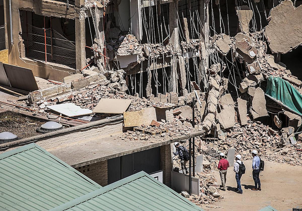Técnicos de la empresa propietaria poco antes de tomar la decisión de aplazar la demolición.