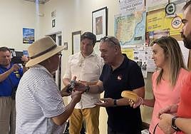 Un peregrino recibiendo el pan y vino al llegar al albergue municipal de Logroño.