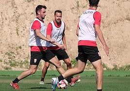 Javi Cobo avanza con el balón en la sesión de entrenamiento de este jueves.
