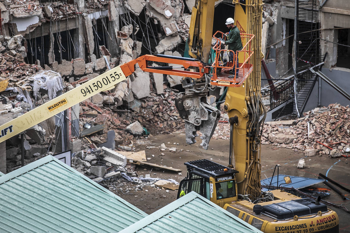 Derribo del edificio de Adoratrices
