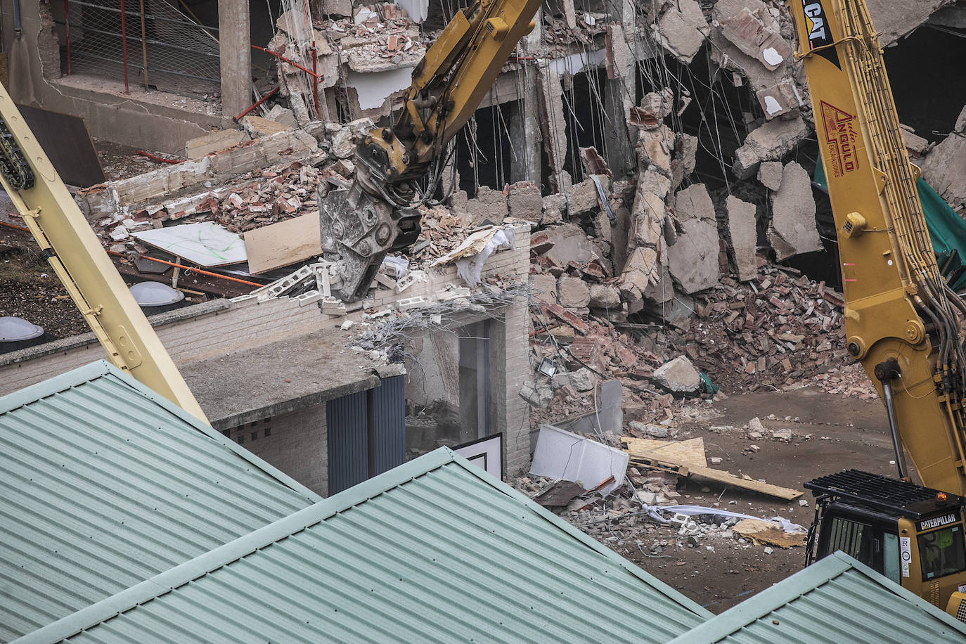 Derribo del edificio de Adoratrices