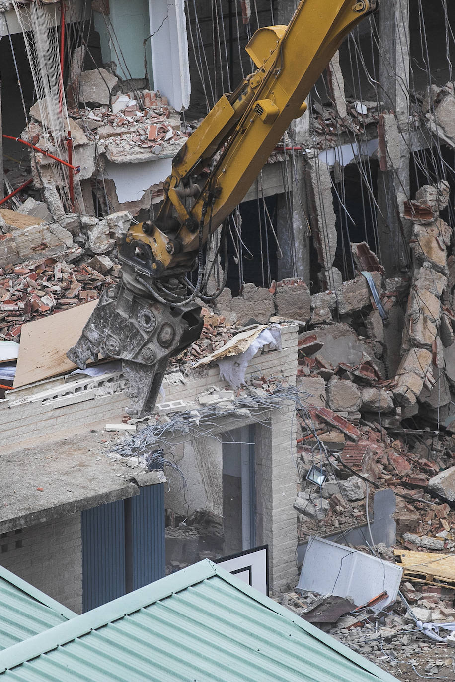 Derribo del edificio de Adoratrices