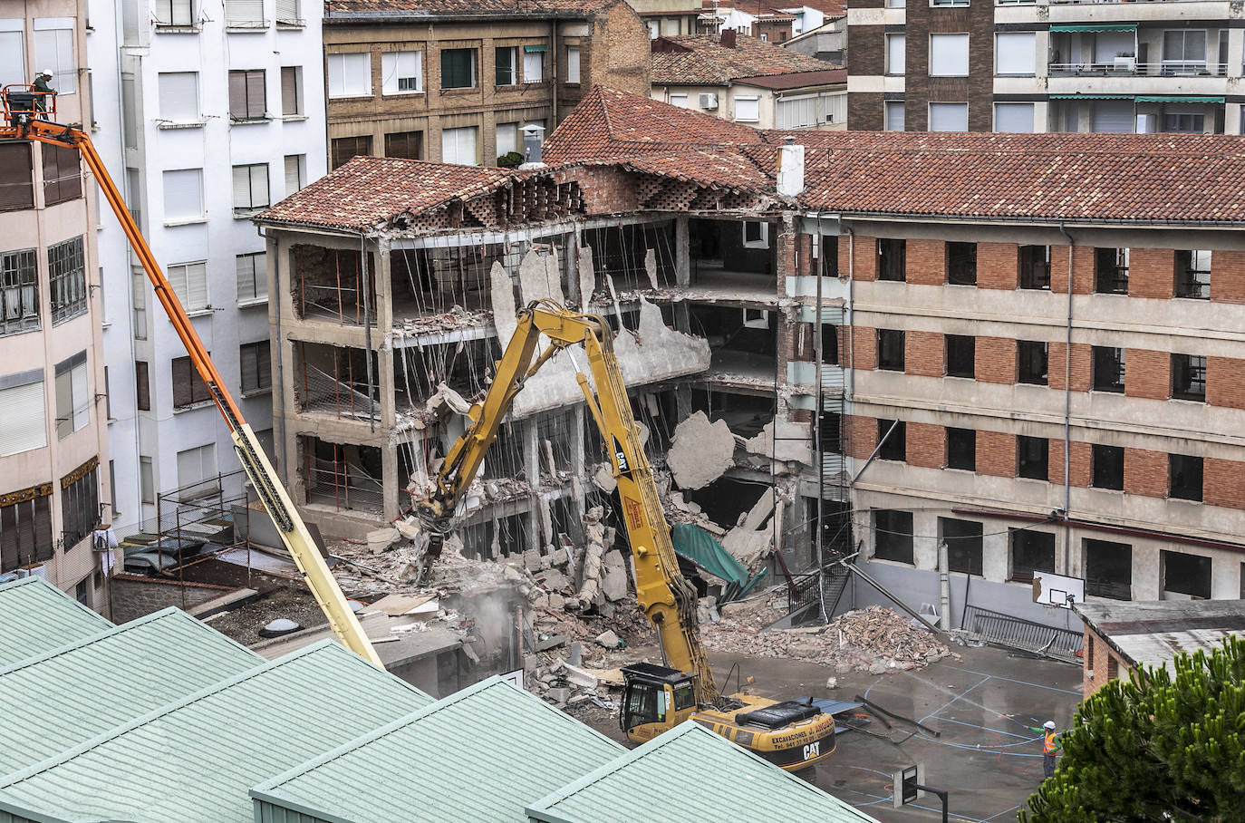 Derribo del edificio de Adoratrices