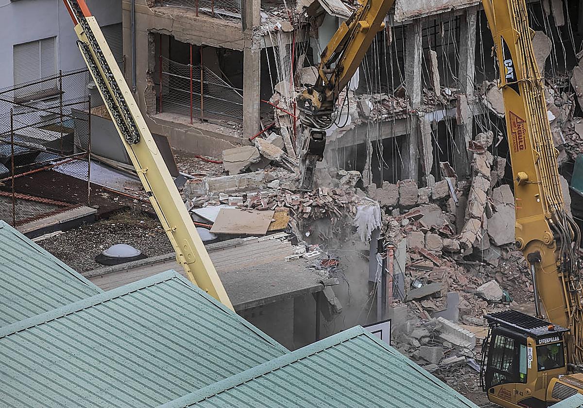 Derribo del edificio de Adoratrices