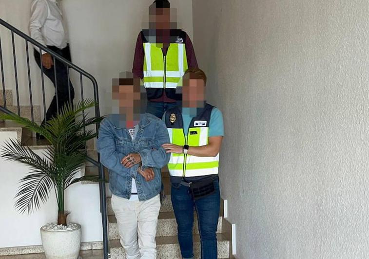 El detenido, con los agentes de la Policía Nacional.