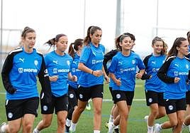 Leyre Monente y Judith Luzuriaga (primera y tercera por la izquierda, en un entrenamiento con el Alavés.