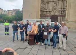 Los concejales, con los representantes de la hostelería con los que han llegado a un acuerdo