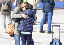 Una madre dejando a su hijo en el colegio.