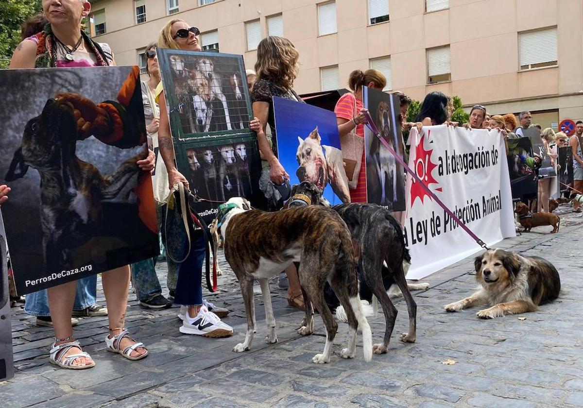 Los animalistas, durante la protesta ante la puerta del Parlamento de La Rioja