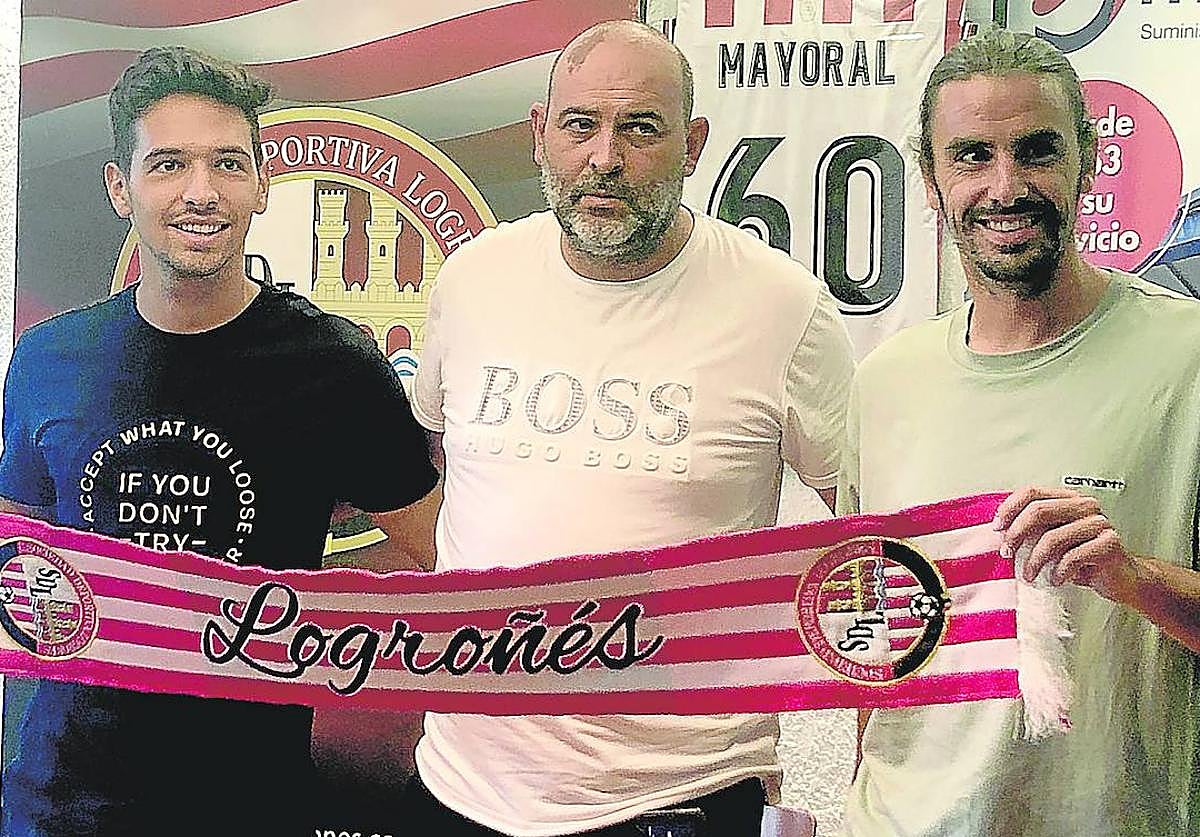 De izquierda a derecha, el centrocampista Sergio Arratia, el director deportivo Juanma Barroso y el defensor Jon Aurtenetxe.