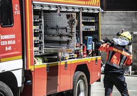 Bombero del CEIS Rioja junto a uno de los camiones.