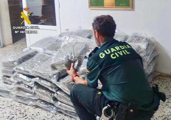 Se estrella con el coche y los bomberos le encuentran 95 kilos de marihuana