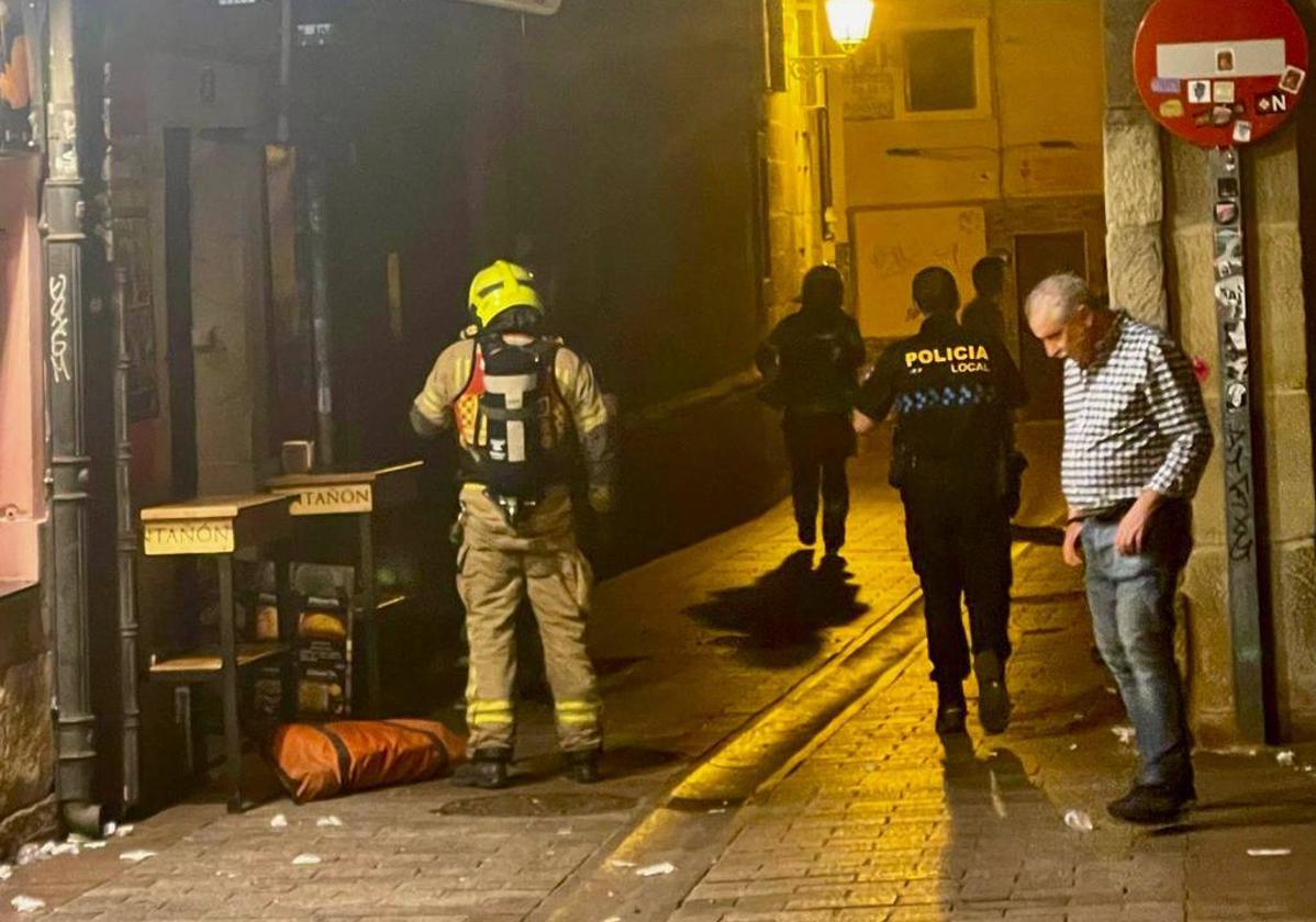 Los bomberos, en la puerta del local.