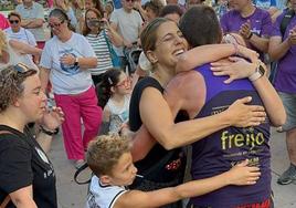 Marta, madre de una niña con enfermedad mental abraza a Magaldi.