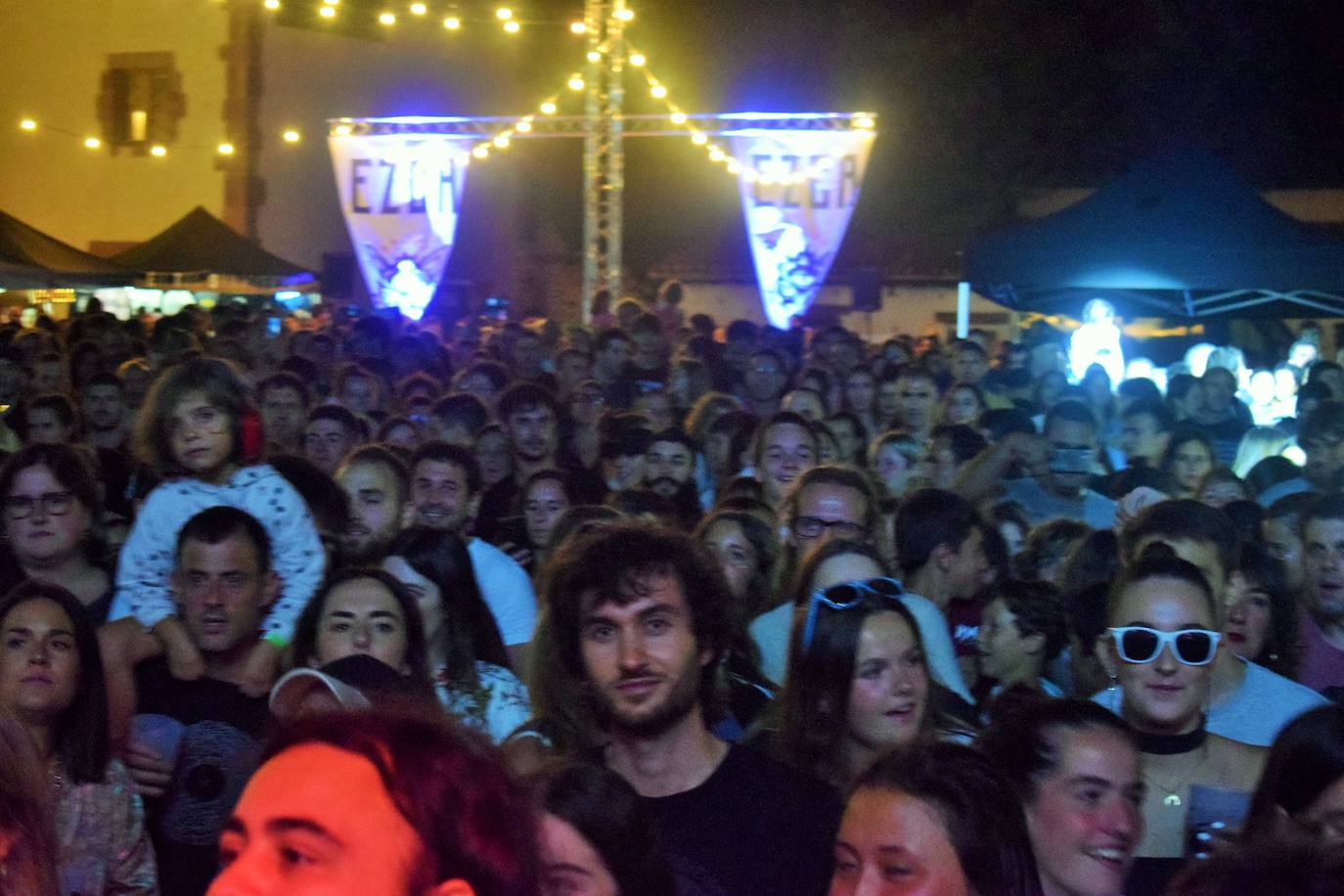 Ambiente y público entregado en la segunda jornada del EzcaFest