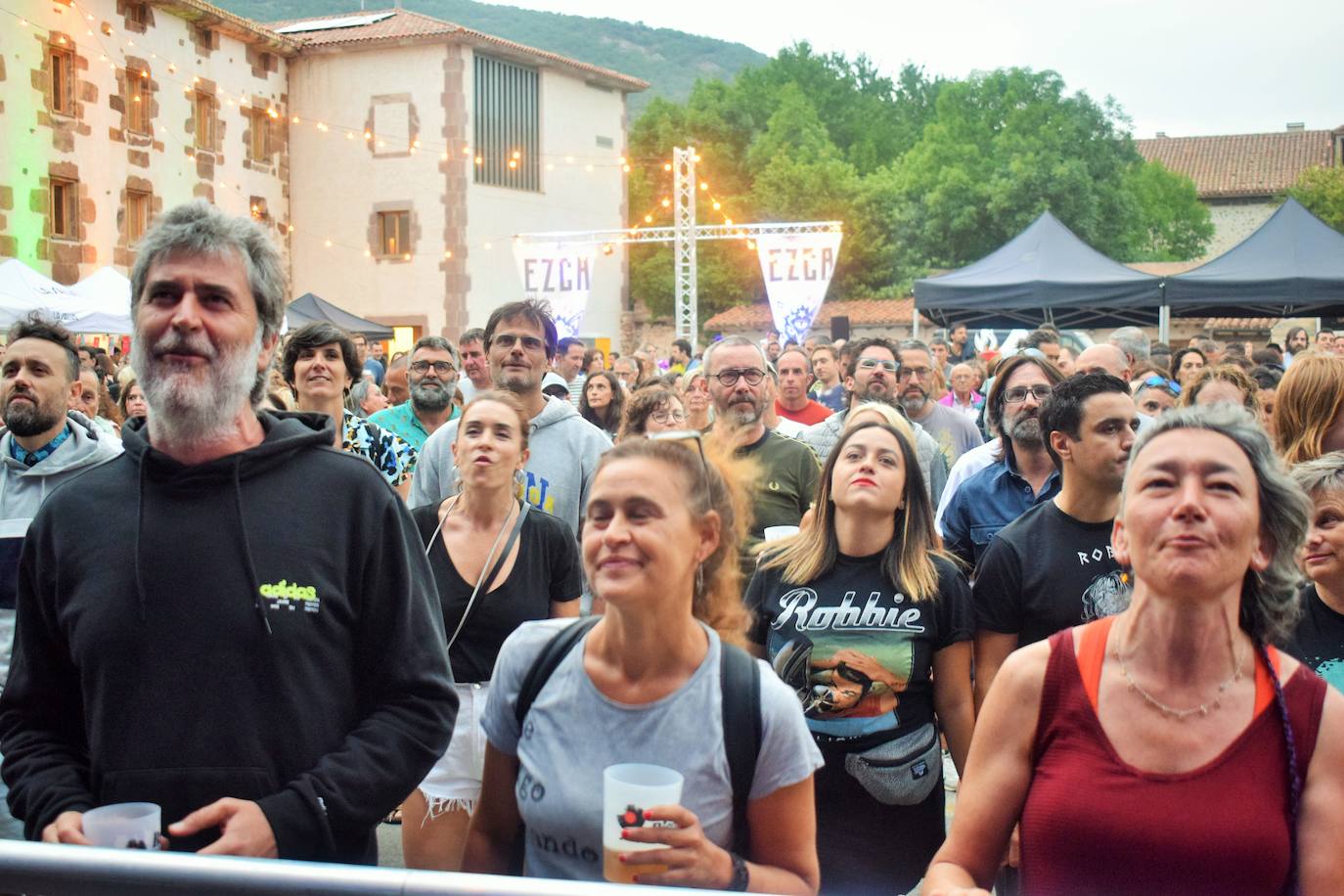 Ambiente y público entregado en la segunda jornada del EzcaFest