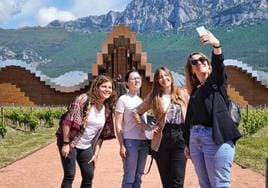 Un grupo de amigos frente a la bodega Ysios, de Laguardia