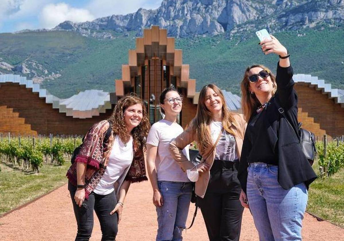 Un grupo de amigos frente a la bodega Ysios, de Laguardia