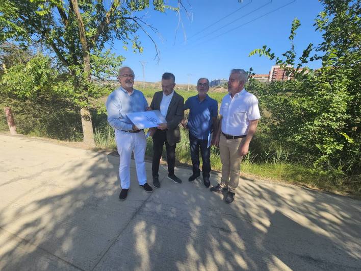 El alcalde, junto a los concejales responsables, y el autor al que se ha encargado la obra que dé sentido a la nueva zona verde en dirección a La Grajera.