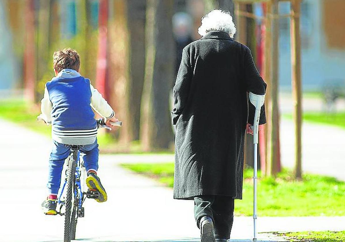 El edadismo es la discriminación por razón de edad.