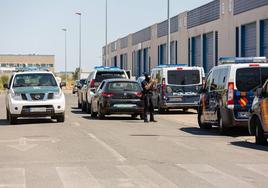 Vehículos de Policía Nacional y Guardia Civil en una operación conjunta contra el tráfico de drogas en La Rioja el pasado año.