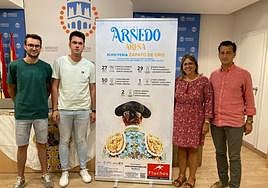 Representantes del consejo sectorial taurino, la edil Rosa Herce y el empresario Ignacio Ríos, ayer.