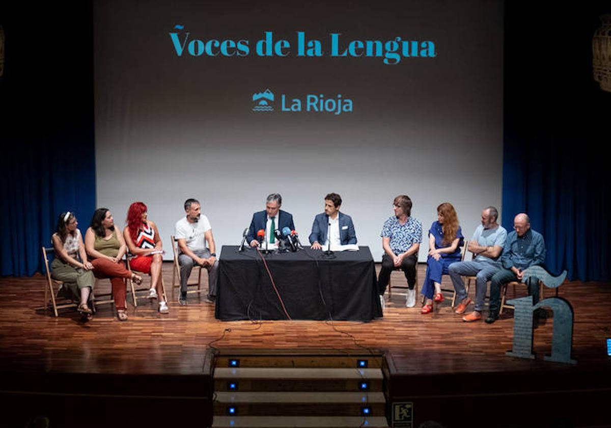 José Luis Pérez y el director general de Cultura, Roberto Iturriaga, presentan Voces de la Lengua.