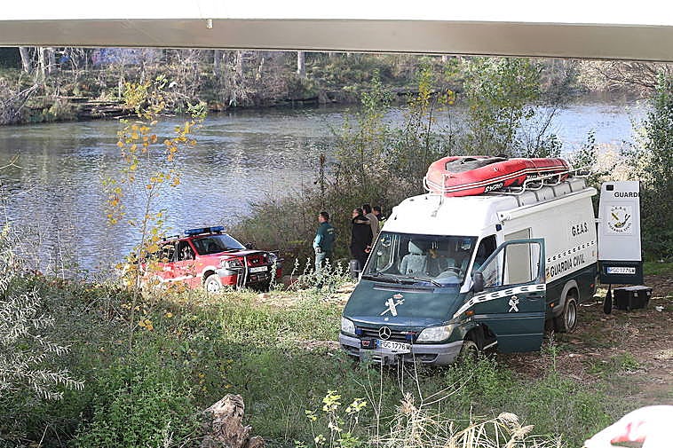 Intervención de GEAS de la Guardia Civil y Bomberos de Logroño en una imagen de archivo.