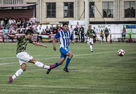Óscar Fernández tira a puerta en el partido de este miércoles.