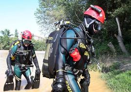 Agentes del GEAS durante unas prácticas en el río Ebro.