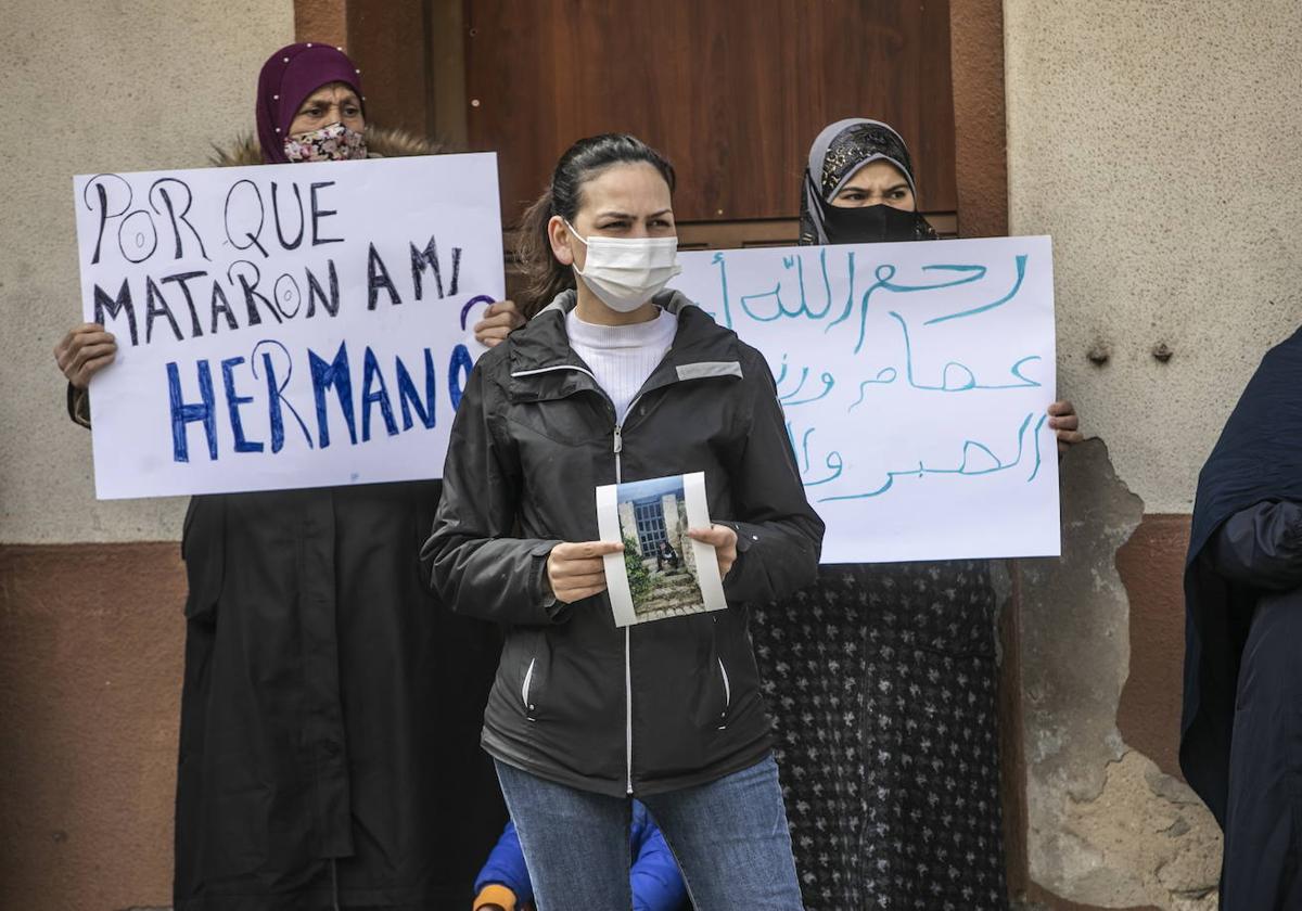 Imagen de archivo de la concentración convocada el 17 de abril de 2021 en Oyón para pedir justicia por el asesinato de Isam Haddour.