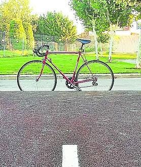 Imagen secundaria 2 - Imágenes de distintos tramos del carril bici despejado o sin conexión, al no estar acabada la obra. Arriba, Tramo descentrado de la avenida de Juan Carlos, en Lardero. Debajo, iInicio o final del carril ciclopeatonal en la calle Cosme García de Lardero. 