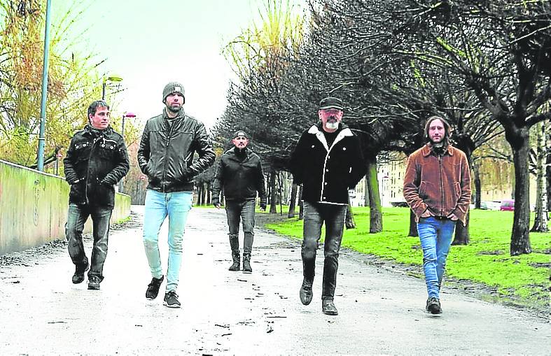 Imagen secundaria 1 - A la izquierda, el grupo Silenciados. A la derecha, Dexpista2.