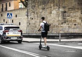 Un hombre circula en patinete eléctrico por el centro de Logroño.