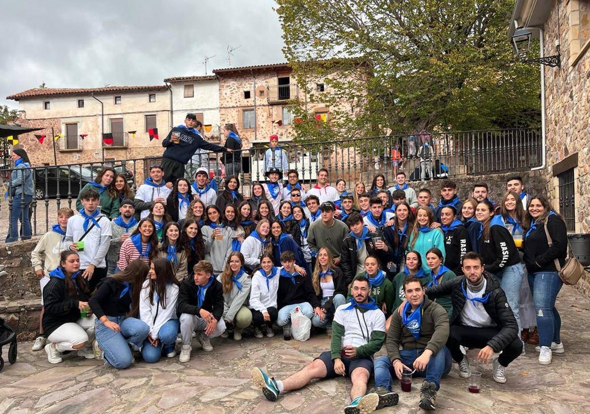 Un grupo de jóvenes posan delante del famoso árbol de El Rasillo.