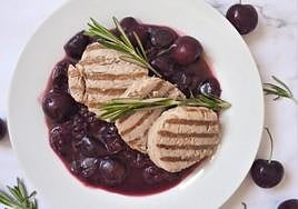 Plato de solomillo con salsa de cerezas.