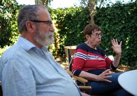 Félix Reyes y Rosa Castellot, en el jardín de su casa en Santa Lucía de Ocón.