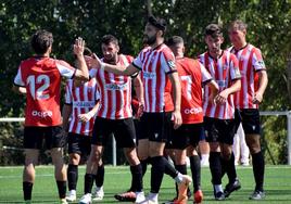 Los jugadores de la UD Logroñés celebran uno de sus cinco goles ante el Berceo.