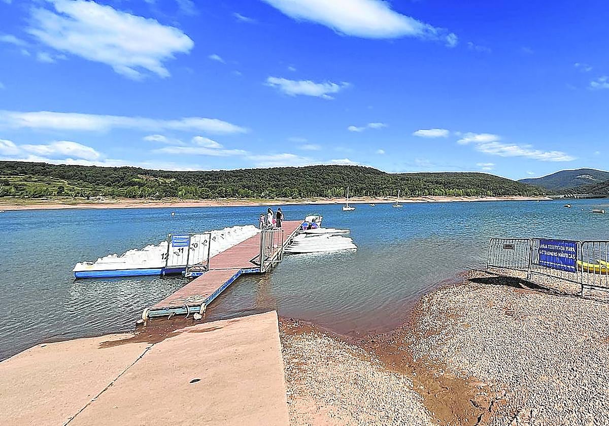 Un grupo de personas, en el embarcadero del pantano González Lacasa, en una imagen de este pasado viernes.