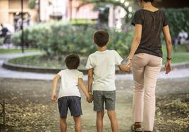 Silvia, con sus dos hijos, en un parque de Logroño.