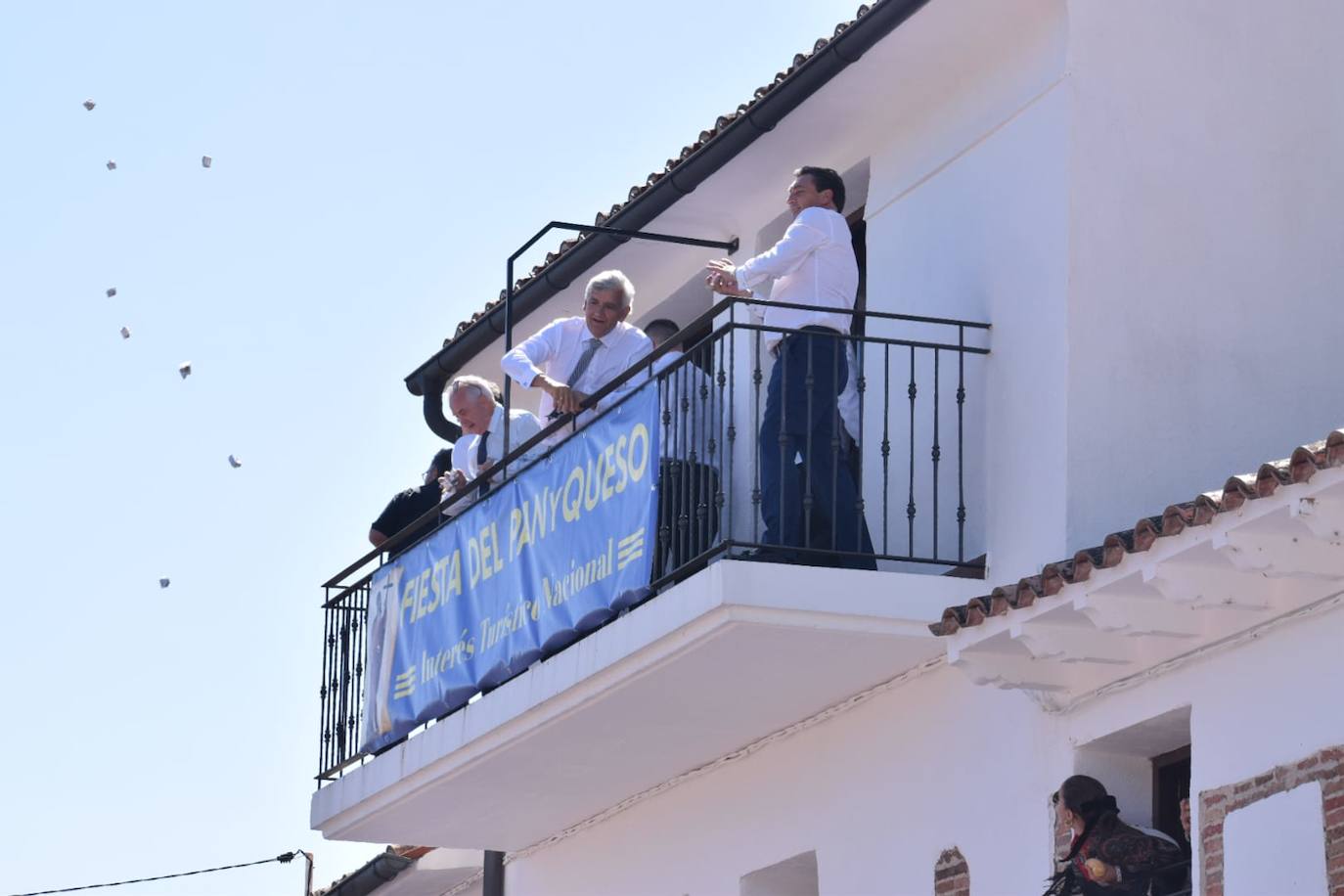 El tradicional lanzamiento del pan y el queso de Quel