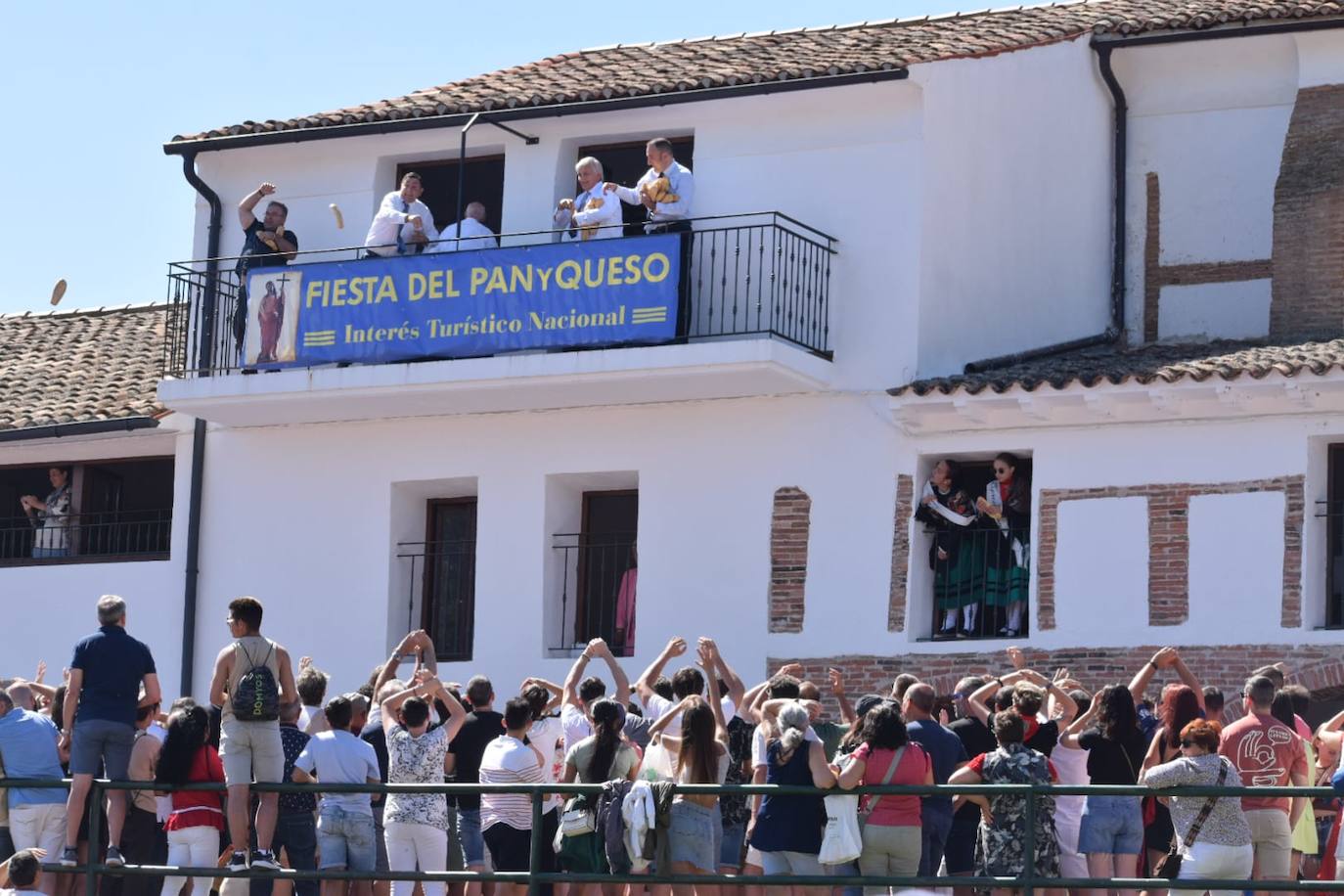 El tradicional lanzamiento del pan y el queso de Quel