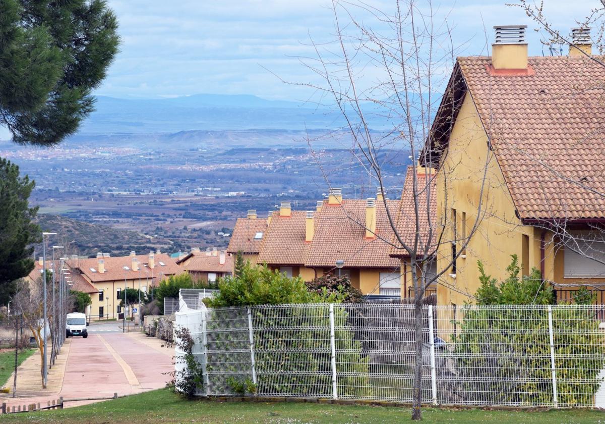 Panorámica de la urbanización Moncalvillo Green y, al fondo, Logroño y todo el Bajo Iregua.