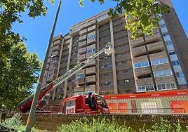 Un momento del rescate en la calle Duques de Nájera de Logroño.
